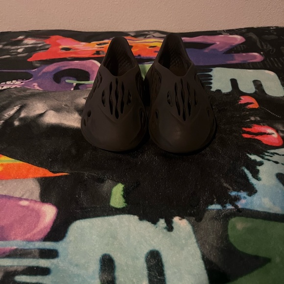 I am selling yezzy foamrunnr adidas’s - Picture 2 of 5
